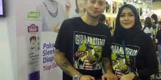 Hal itu terlihat dari foto yang diunggah sang istri dan tersebar di media sosial. Gary Iskak Larang Istri Main Sinetron Kejar Tayang