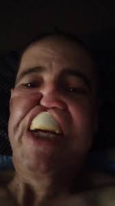 Hablar sin prótesis: el sufrimiento de un colmillo roto