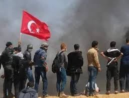 Gösteriye atıyla katılan bir filistinli, türk bayrağı taşıdı. Gazze De Elinde Turk Bayragiyla Terorist Israil E Karsi Direnen Filistin Halki