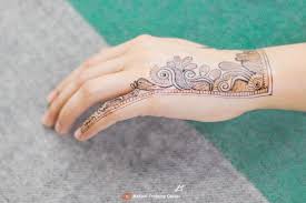 نقش الحناء باليد على الطريقة العربية تصميم الحناء للفتيات العربيات الجميلات على الطراز العربي Henna Fashion Accessories Insta Fashion