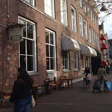 Restaurants en cafés kunnen gasten weer verwelkomen op het terras, maar ook binnen. T Postkantoor Cafe In Delft