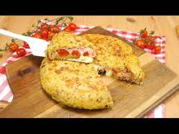 La ricetta della pizza di pane raffermo al forno di cotto e mangiato rappresenta una manna dal cielo in tutti quei casi nei quali la voglia del classico piatto napoletano ci prende ma non abbiamo il tempo (o la voglia) di metterci ad impastare ed attendere i lunghi tempi di lievitazione. Tortino Di Pane L Idea Geniale Per Riciclare Il Pane Raffermo Youtube