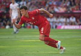 Benjamin jacques marcel pavard (born 28 march 1996) is a french professional footballer who plays as a right back for bundesliga club bayern munich and the france national team. Bayern Neuzugang Pavard Spricht Uber Das Training Direkt Bekommst Du Einen Ruffel