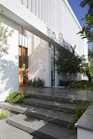 There is no shortage of stairway design ideas to make your stairway a charming part of your home. Entrance Of Modern Lb House By Shachar Rozenfeld Architects Makale 4 Architects Entrance House Modern Exterior Stairs House Entrance Modern Entrance