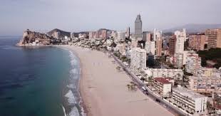 Walk down tapas alley where throngs of hungry visitors check out the latest local nibbles, sip a chilled tio pepe and soak up an atmosphere evocative of old spain. Benidorm Stockvideo Royaltyfrie Benidorm Opptak Depositphotos