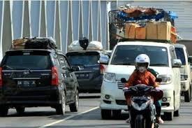 Doni menjelaskan, pihaknya melakukan adendum terhadap surat edaran nomor 13 tahun 2021 tentang larangan mudik lebaran. Surat Edaran Resmi Diterbitkan Larangan Mudik Berlaku Mulai 22 April 2021 Ini Aturan Lengkapnya Motorplus