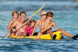 A emissora deu até março do ano que vem para que o apresentador defina se sai ou não candidato à. Luciano Huck Angelica E Filhos Curtem Ferias No Caribe O Fuxico