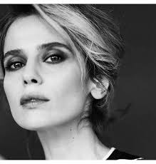 Diplomata in recitazione all'accademia teatro biondo stabile di palermo, tra il 2002 e il 2006 ha recitato a teatro in varie opere di pietro carriglio. Valentina D Agostino Publicaciones Facebook