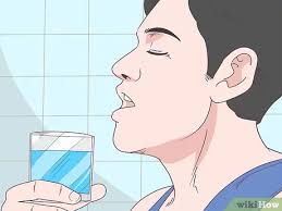 Halsschmerzen treten meist mit symptomen wie schluckbeschwerden, einem geröteten rachen und geschwollenen schleimhäuten auf und kündigen häufig eine erkältung an. Halsschmerzen Schnell Loswerden Wikihow