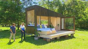 Green acres homes offers modern modular houses. Ultra Tiny Modern House In Wood With A Space Savvy Daybed And Decor