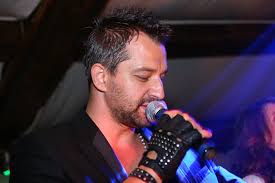 Distractie de vineri noaptea in Pantheon! Daniel Lazar, acompaniat de 2  fete frumoase, a cantat live pentru un club plin de tineri