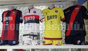Le kit calcio portano una grande novità, la presenza di nuovi sponsor principali, dvv insurance, che sarà visto. Mondorossoblu It Taranto Fc La Stagione In 90 Minuti