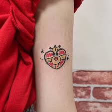 月宇宙心形粉盒 工作時少女心大爆發ღ ๑ ๑ღ 客人問我年紀後說我很年輕哈囉你才19歲 你才是罪年輕 喜歡這種風格歡迎訊息給我 可客製 可認領ㄉ喲 七八月已開放 in 2020 paw print paw print tattoo print tattoos