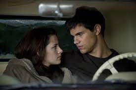 New moon, commonly referred to as new moon, is a 2009 american romantic fantasy film based on stephenie meyer's 2006 novel new moon. The Twilight Saga New Moon Reviews Screen