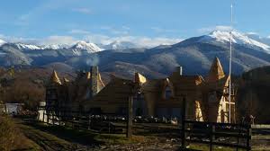 „castelul de lut din valea zânelor a devenit subiect de reportaj la bbc, jurnaliştii englezi considerând că acesta seamănă cu o casă din seria hobbit. Castelul De Lut Din Transilvania Subiect Pentru Bbc Galerie Foto Europa Fm