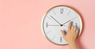 Se atrasa, es decir para fines prácticos ahora no son las 11:10, son apenas las 10:10 pm. Se Adelanta O Se Atrasa Aca Lo Que Debes Saber Del Cambio De Horario De Verano