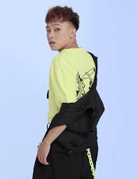 Quán quân vietnam idol kids 2016 cùng các anh chị em nuôi tạo dáng bên ca sĩ. Ho Van Cuong Wants To Go