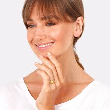 Marian Ring's Instagram, Twitter & Facebook