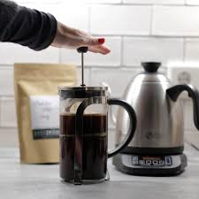 Die kanne bis oben auffüllen. French Press Kaffee Eine Anleitung Neue Zeiten