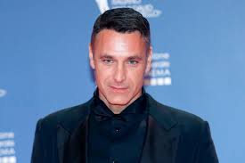 Mia figlia era nata da poco quando, aprendo il giornale, ho letto un trafiletto che parlava della. Buongiorno Mamma La Storia Vera Della Fiction Di Canale 5 Con Raoul Bova