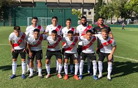 El cabezón formó parte del equipo tricampeón de los años 1955, 1956 y 1957, antes de su histórica transferencia a la juventus. 7fcessq9nrxh5m