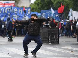 El kirchnerismo y la izquierda acudieron a la violencia en la calle para  intentar frenar el debate - Infobae