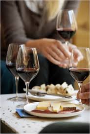 Une Table Bien Dressee Avec Des Jolis Verres A Vin Rouge Boire Du Vin Gastronomie Bar A Vin Bordeaux