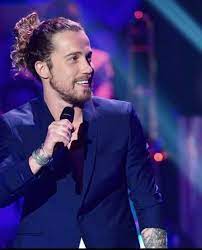 Julien doré est un chanteur français révélé grâce à la cinquième édition de nouvelle star qu'il remporte. Julien Dore Julien Dore Actrice Francaise Auteur Compositeur Interprete