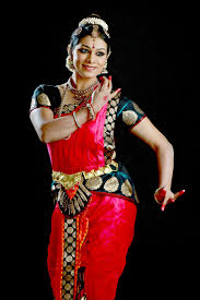 India also strives to provide the best services to its clients with its choreographic prowess, thematic performances and spectacular shows. Image From Http 2 Bp Blogspot Com Tkm6 Xuzsu4 Usjt1h9jryi Aaaaaaaabx4 Vfau43q4wvw S1600 Anuradha Vikranth Indian Dance Indian Classical Dance Dance Of India