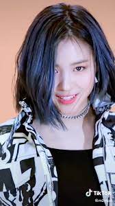 Yuna and twice momo❤ they look so cute. Itzy Yuna ìœ ë‚˜ On Instagram I M Still Not Over This Bop Txt Bighit Mina Blackpink Bts Exo Twice Gfriend Aoa Suzy Hyuna Everglow K Itzy Mina Bop