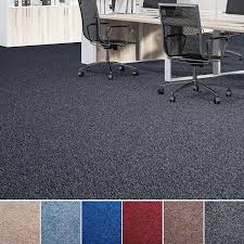 Bei abgepassten teppichen handelt es sich, im gegensatz zur meterware, um eingefasste teppiche.alle brücken, läufer, matten oder vorleger, die frei liegend sind, werden demnach als abgepasste teppiche bezeichnet.über die art der herstellung sagen abgepasste teppich nicht aus, denn sie können gewebt, geknüpft, getuftet oder gewirkt sein. Floori Nadelfilz Teppich Gut Siegel Emissions Geruchsfrei Wasserabweisend Viele Farben Grossen 300x200 Cm Anthrazit Amazon De Baumarkt