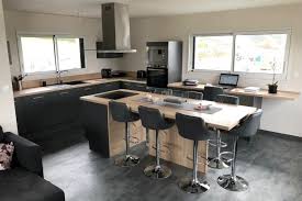 Son îlot central en fait un coin repas convivial et permet une optimisation parfaite de l'espace. Retrouvez Un Exemple De Realisation Cuisine Grise Et Bois En L Avec Ilot Central Avec La Cuisine Cuisine Grise Et Bois Cuisine Moderne Cuisine Blanche Et Bois