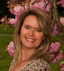 Shana Dean's Instagram, Twitter & Facebook