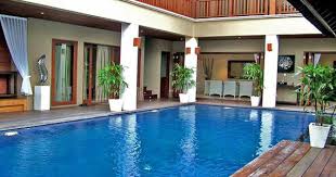 Villa Mewah Dengan Empat Kamar Suite Glamour Dan Sangat Bergaya Layaknya Ruang Theater Dengan Kolam Renang Yang Aman Bagi Anak An Villa Kemewahan Kolam Renang