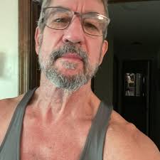 What is the name of the food truck outside Dollar Tree