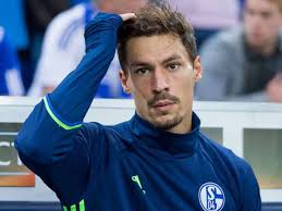 Benjamin stambouli is a french professional footballer who plays as a defender and midfielder and is currently a free agent. Schalke 04 Les Premiers Pas De Benjamin Stambouli