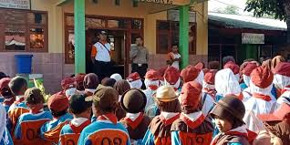 Oknum guru olahraga ns dan azwar ketika tertunduk lesu ketika realise satres narkoba polres prabumulih, sabtu (5/9/2020). 10 Contoh Pidato Perpisahan Kelas Sekolah Guru Pindah Tugas Pensiun Diknaspedia
