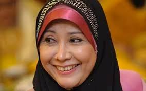 Ancak, o sadece yeminli edildi de adalet sarayı'na o nedenle ülkenin üçüncü en yüksek yargı görevini yürütmesi sadece ikinci kadın. Ghafar Baba S Ex Wife Loses Federal Court Appeal Over Land Claim