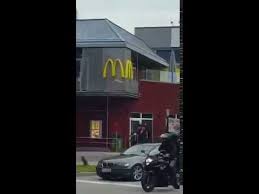 München nach tödlichem amoklauf unter schock. Schiesserei Und Attentat Am Oez Munchen Tater Vor Dem Mcdonalds Danke Merkel Youtube