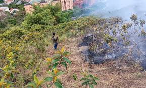 Incendio en Cerro de Cali Controlado: Acceso Restringido por Seguridad