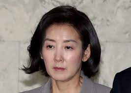 이런 '벼락치기식' 통합 움직임 등에 대해 장성철 공감과논쟁 정책센터 소장은 통추위 구성 방침을 밝혔지만 지금까지 행보나 말을 보면 그동안 보수대통합 추진도 '갈지자'로 해왔다고 볼 수밖에 없다면서 한국당은 현재 구도, 인물, 명분, 공약이라는 선거의 4요소에 대해 전혀 준비를 안 했다고 할. ìž¥ì„±ì² ì˜ ê³µê°ê³¼ ë…¼ìŸ ì¡°êµ­ ìŠ¤ëŸ¬ìš´ ë‚˜ê²½ì› ì •ì¹˜ì¼ë°˜ ì •ì¹˜ ê¸°ì‚¬ë³¸ë¬¸ ìŠ¤íŽ˜ì…œê²½ì œ