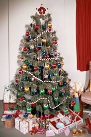 24 Vintage Christmas Decorations That Are Making A Big Comeback Vintage Christmas Tree Decorations Tinsel Christmas Tree Christmas Tree Decorations