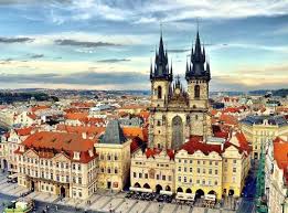 Jest to miasto romantyczne, w którym czekają podróżnych różne atrakcje: Praga Czechy Stare Miasto Szewczyktravel Splyw Dunajcem Wycieczki Jednodniowe