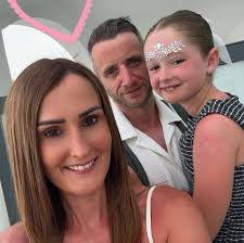 Does anyone know the name of the run club that runs up Kingstown Road  around 7pm