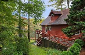 Lake glenville's elevation (the highest of any lake east of the mississippi) assures for wonderfully cool evenings all summer long. Chambers Realty Vacation Rentals Highlands Nc Resort Reviews Resortsandlodges Com