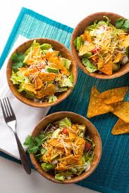 Taco Salad With Nacho Cheese Tortilla Chips Wok Skillet Rezept Nacho Salat Rezept Nacho Salat Lebensmittel Essen