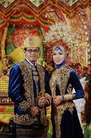 Uniknya, pakaian ini memiliki filosofi tersediri yang diturunkan secara turun menurun oleh nenek moyang. 12 Ragam Gaun Pengantin Muslimah Yang Berpadu Dengan Pakaian Adat Wedding Market