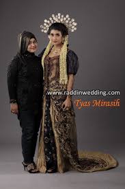 Di desain oleh designer d.a anggianasari, akan membuat anda tampil semakin menawan, elegan, dan syar'i sehingga anda percaya diri dan merasa lebih tenang. Gallery Raddin Wedding Rias Pengantin Tradisional Surabaya