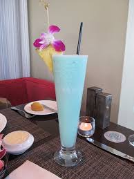 Common recipe for blue lagoon cocktail specify vodka (as main alkohol), blue curacao liqueur (as sweetener) and lemonade (as deluent). Blue Lagoon Cocktail Rezept Premium Wodka Info
