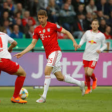 Der pokal und tm wenn man einmal so ein endspiel im oly vor ort verfolgen kann, da ist es umso bedauerlicher das wir dieses jahr nicht dabei sein können. Pokal Finale Spinnen Die Massnahme Verargert Fans Auch Thomas Muller Fand Es Komisch Fc Bayern
